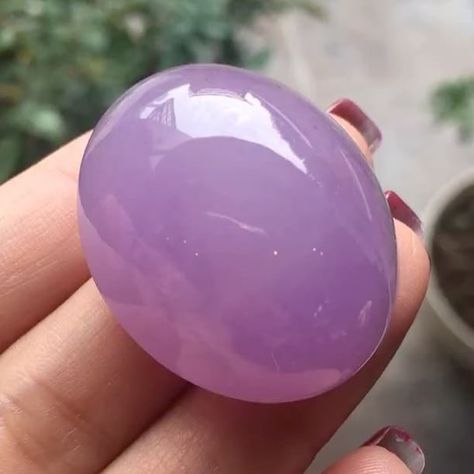 Lavender Stone Beauty Rooms, Stone Meanings, Minerals Crystals Stones, Lavender Stone, Black Pinterest, Lavender Jade, Crystal Egg, Gem Jewelry, Crystal Geode