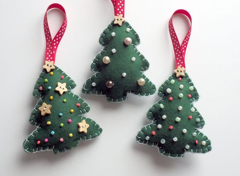 DIY Felt Christmas Tree Ornaments – English Rose from Manchester's Blog Diy Felt Ornaments, Diy Felt Christmas, Felt Ornaments Diy, Christmas Ornament Template, Felt Christmas Tree Decorations, Diy Felt Christmas Ornaments, Gifts Drawing, Diy Felt Christmas Tree, Felt Ornaments Patterns