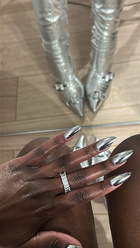 Silver Nails On Dark Skin, Nails Design Grunge, Pinterest Predicts: Trends For 2024, Beyonce Nails Inspiration, 2024 Beauty Trends, Chrome Nails Christmas, 25th Birthday Nails, Stacy Dash, Beyonce Nails