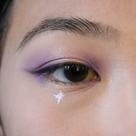 the eras tour makeup idea, purple eyeshadow, lavender haze from midnights taylor swift inspired makeup look, starry purple makeup ideas, purple eye makeup look, asian eye makeup, makeup for eyes with epicanthic fold, purple eyeshadow liner, glitter eyeshadow, white eyeliner, eyeliner stars makeup, makeup inspo, makeup inspiration, lavender purple makeup inspo, violet makeup ideas, lavender haze inspired eye makeup idea, asian makeup eyes hooded eyes Purple Eye Makeup Monolid, Cute Makeup Purple, Epicanthic Fold Eyeliner, Purple Makeup Looks Hooded Eyes, Lavender Haze Eye Makeup, Purple Easy Makeup, Light Purple Eyeliner, Purple Eyeshadow Simple, Purple Asian Makeup