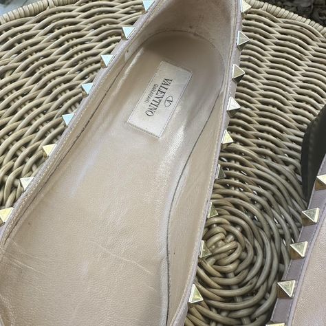 Genuine Valentino Rockstud flats.

Matte black, beige Trim and Gold hardware. Excellent condition. Size 37. No box.