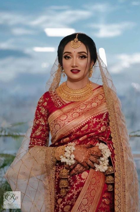 Bridal Saree Look For Reception, Benarasi Saree Wedding Bridal, Dulhan Saree Wedding Outfits, Bridel Sarees Indian, Saree With Ghunghat, Wedding Shalu Saree, Dupatta On Saree For Bride, Bridal Benarasi Saree, Bridal Chunari Indian Weddings