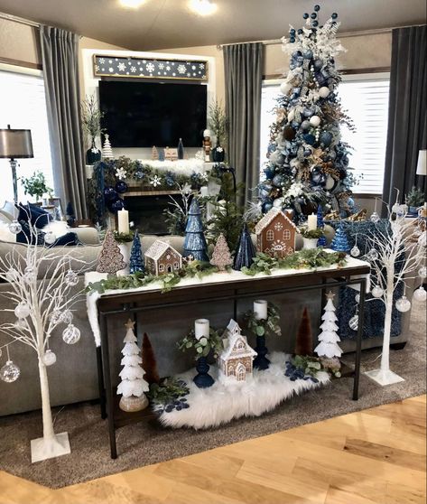 Lodge Christmas, Christmas Tree Colour Scheme, Christmas Potluck, Blue Christmas Tree Decorations, 2025 Christmas, Minimalist Christmas Decor, Pretty Christmas Decorations, Blue Christmas Decor, Christmas Mantle Decor