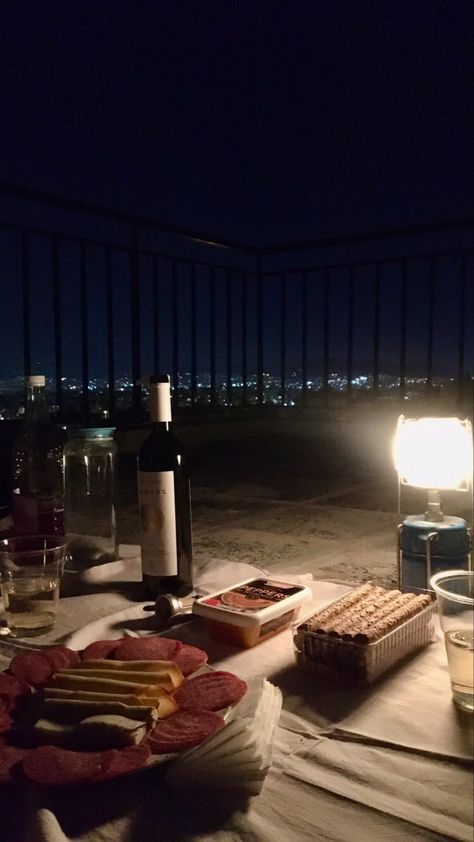 Picnic On Rooftop, Rooftop Picnic Aesthetic, Rooftop Date Night Romantic, Terrace Date Night Ideas, Roof Picnic, Night Picnic Aesthetic, Night Time Picnic, Rooftop Picnic, Rooftop Date