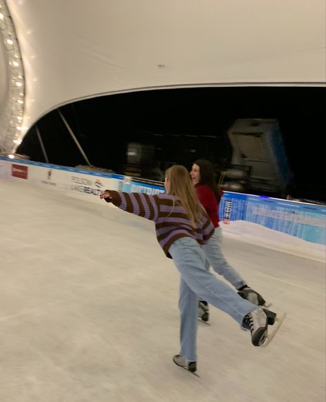 Ice Skating Pictures, Skating Aesthetic, Winter Inspo, Winter Photoshoot, Ice Rink, Winter Photos, Cute Friend Pictures, Christmas Feeling, Outfit Jeans