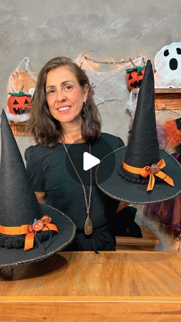 Fazendoarte Embu Taboão on Instagram: "Chapéu de Bruxa para fantasia de Halloween.
Usando feltro preto e alguns adereços, você vai fazer este lindo chapéu de Bruxinha e arrasar na festa de Halloween.
Materiais:
Para a base usei 2 círculos de feltro preto de 35cm  de diâmetro cada um , e um círculo de 33 cm( usei EVA, mas você pode utilizar papel cartão ou papelão) com um furo no meio de 15 cm de diâmetro.
Para o cone usei um recorte de feltro preto 40x40 cm e um EVA da mesma medida.( você pode substituir o EVA por papel cartão se preferir)
Para os acabamentos, usei 1 metro de fita de Gorgurão laranja, aplique emborrachado, renda preta e passamanaria.
#halloween #diadasbruxas #chapeudebruxa #fantasia #festadehalloween #artesanato #facavocemesmo #artesã #fazendoarte #happyhalloween" Fantasias Halloween, Halloween, On Instagram