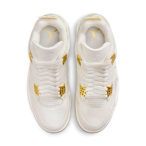 The (WMNS) Air Jordan 4 Retro 'Metallic Gold' exudes regal elegance. Its smooth leather upper boasts an off-white finish, complemented by metallic gold eyelets. The quarter panel features breathable netting, and the tongue showcases a debossed Jumpman logo. The plush collar and molded heel tab add comfort and style. Jordan 4 Retro Metallic, Air Jordans Women, Preppy Shoes, Pretty Shoes Sneakers, Jordan Shoes Retro, All Nike Shoes, Womens Air Jordans, Cute Nike Shoes, Jordan 4 Retro