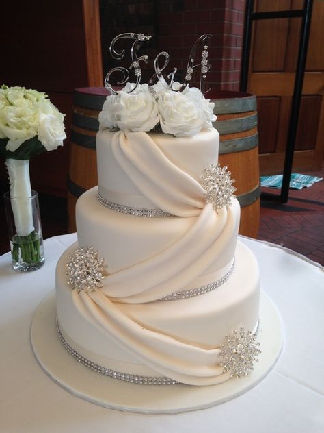 Pearl Wedding Cakes, Publix Wedding Cake, Wedding Cake Simple Elegant, Bling Wedding Cakes, Fancy Wedding Cakes, Extravagant Wedding Cakes, Wedding Cake Pearls, Disney Wedding Cake, Big Wedding Cakes