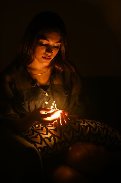 Poses With Fairy Lights At Home, Candle Light Photography Portrait, Led Lights Picture Ideas, Fairy Lights Photoshoot, Fairy Light Photography, Candle Light Photography, Post Editing, Birthday Poses, Photo Styles