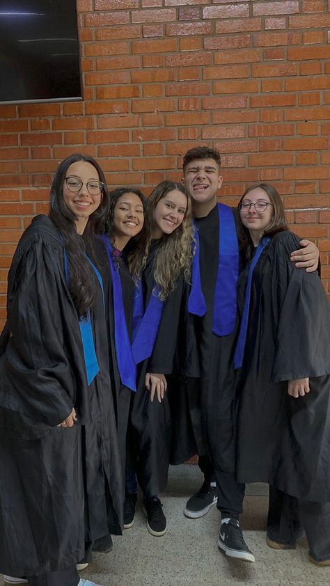 Graduation formatura high school ensino médio colação de grau beca friends amigos college memories aesthetic story ideas Aesthetic Story Ideas, Dafne Jm, College Memories, Memories Aesthetic, Disney Olaf, Aesthetic Story, Birthday Brunch, Prom Queens, Graduation Photos