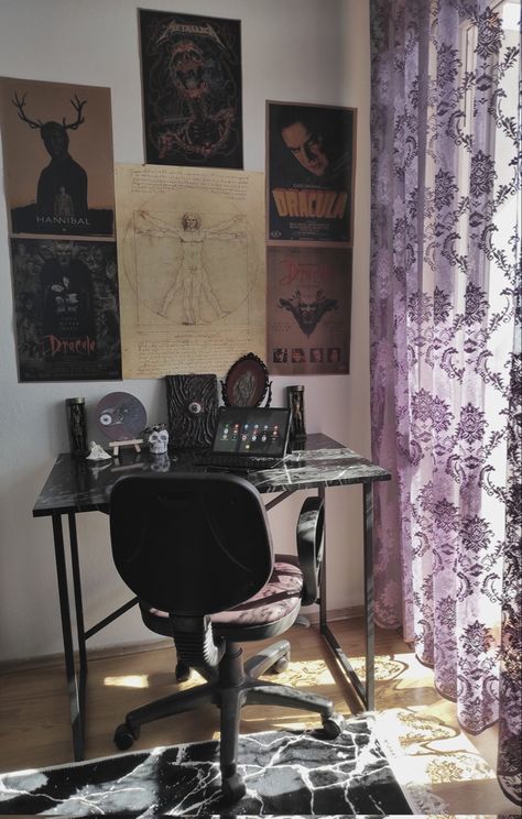 Spooky Office, Dorm Rooms Decorating, Decorating Dorm, Room Ideas Dorm, Organization Dorm, Dorm Room Ideas For Girls, Dorm Room Decorations, Goth Office, Bedding Dorm