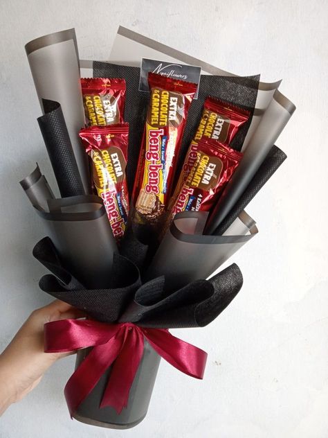 Snack Bucket Gift, Bucket Snack Ideas, Bucket Snack Graduation, Snack Bucket Ideas, Buket Snack Mini, Bucket Jajan, Mafia Hijab, Snack Bouquet Ideas, Buket Valentine