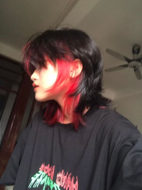 Men Jellyfish Hair, Hair Dye Colors Short Hair, Aesthetic Hair Dye Ideas Short, Black And Red Hair Short Wolfcut, Medium Dyed Hair, Black And Red Short Hair, Black And Red Hair Short, Red Hair Mullet, Short Jellyfish Cut