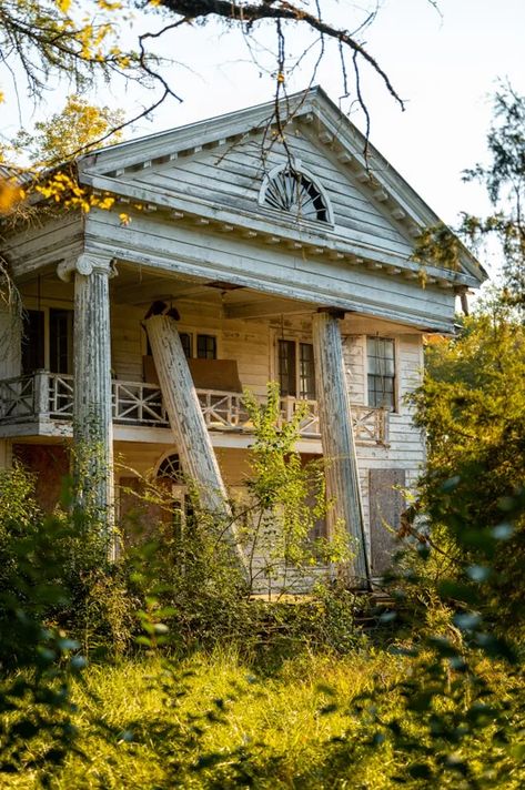 Haunted Places In Alabama, Haunted Houses For Sale, Abandoned Locations, Abandoned Mansion For Sale, Creepy Old Houses, Derelict Buildings, Alabama Travel, Abandoned Homes, Abandoned Property