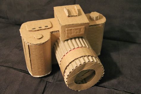 i love this camera, looks not to hard, good view Camera Made Out Of Cardboard, How To Make A Camera Out Of Cardboard, Cardboard Models Projects, Cardboard Headphones, Things To Do With Cardboard Boxes, Cardboard Sculpture Ideas, Sculpture Cardboard, Make Paper Plane, Cardboard Models