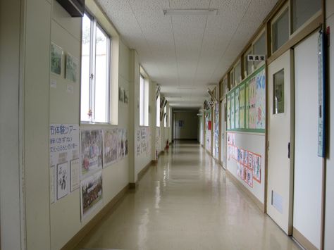 Elementary School Hallway, Japanese Elementary School, Classroom Posters Free, 70s Interior Design, Comic Reference, School Hallway, Anime References, 70s Interior, School Hallways