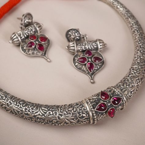 Handmade silver hasli necklace with red kemp stone and intricate silver work Comes with matching earrings Buy now link in bio! Whatsapp - 9403830260 #silver #hasli #silverhaslinecklace #haslinecklace #silverharam Hasli Necklace, Bio Whatsapp, Silver Work, Matching Earrings, Handmade Silver, Diy Gifts, Link In Bio, Buy Now, Stone