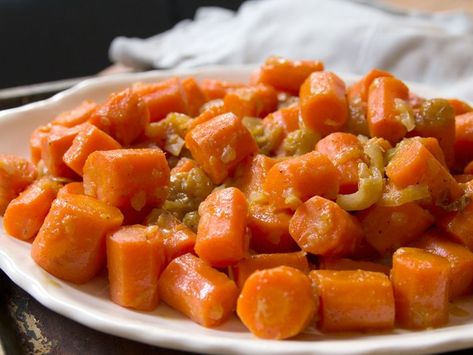 Carrot Tsimmes, Tzimmes Recipe, Raisins Recipe, Healthyish Recipes, Passover Plate, Passover Dinner, Wheat Berry Salad, Sliced Carrots, Rosh Hashanah Recipes