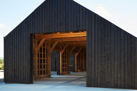 Black stain wood x raw timber Black barn built by Macdonald Wright at Caring Wood country house Country Villa, Barn Garage, Black Barn, Modern Barn House, Barns Sheds, Barn Design, Casa Container, Shed Homes, Barn Style House