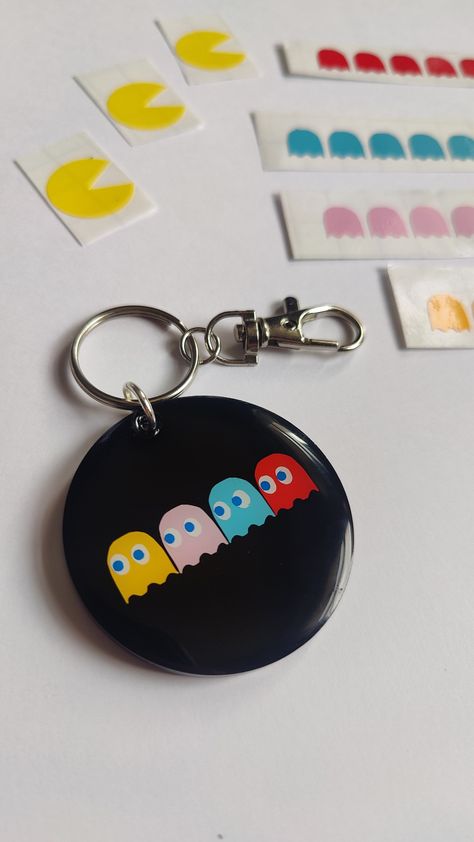 Pac-Man Cricut Made Acrylic Vinyl and UV Resin Keyring Acrylic Keychain Ideas For Men, Resin Keychain For Men, Keychain Maker, Keychain Diy Easy, Puzzle Keychain, Diy Food Gifts, Acrylic Keyring, Classic Characters, Clay Keychain