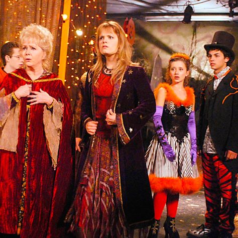 Halloweentown Costume, Halloween Town Characters, Disney Channel Halloween, Halloweentown High, Madonna Outfits, Halloween Town Disney, Disney Halloween Movies, 90s Halloween Party, Halloween Town Movie