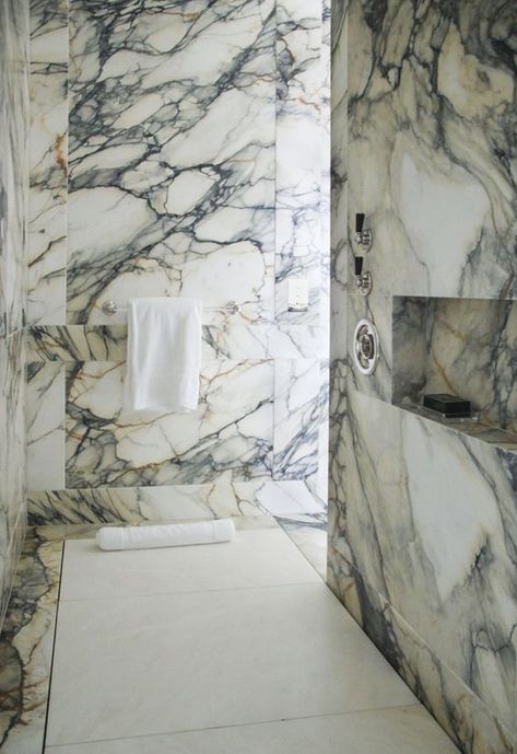 Desselle Partners Shower Marble Tile, Shower Marble, Modern Luxury Bathroom, Marble Showers, Interior Layout, Bathroom Design Inspiration, Interior Bathroom, Bathroom Design Luxury, Marble Bathroom