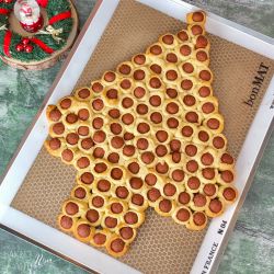 Christmas Hot Dogs, Hot Dog Crescent Rolls, Christmas Finger Foods, Hot Dog Rolls, Pillsbury Dough, Christmas Recipes Appetizers, Christmas Week, Crescent Dough, Christmas Dinner