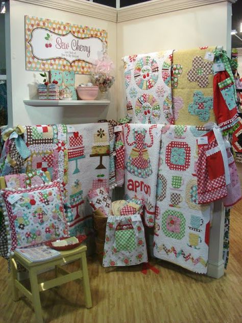 Quilt Shop Displays, Display Quilts, Craft Show Booths, Quilt Display, Cake Quilt, Quilting Blogs, Bee In My Bonnet, Craft Display, Quilt Stores