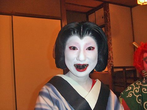 This creeps me out more than it should. Makeup On Black Women, Blackened Teeth, Japanese Pics, Black Teeth, Japanese Costume, Japanese Horror, Japanese Makeup, Black Lipstick, Traditional Japanese Art