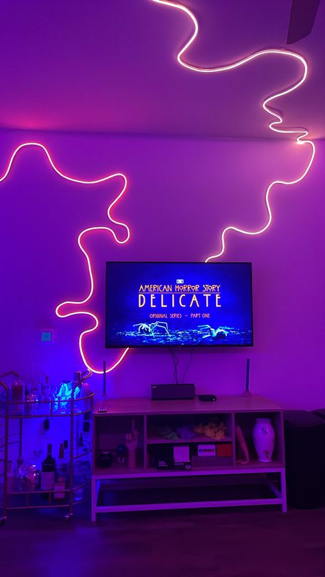 Room Led Panel Design, Led Color Ideas, Neon Rope Light Ideas Wall, Rope Light Living Room, Neon Lights Home Decor, Squiggly Lights, Neon Lights Aesthetic Bedroom, Neon Light Bedroom Aesthetic, Neon Squiggle Light