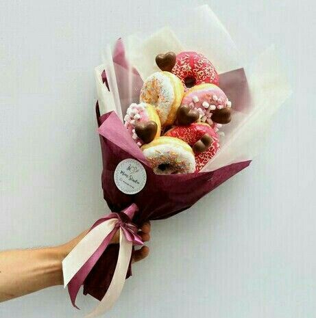 Donuts Gourmet, Food Bouquet, Donut Gifts, Edible Bouquets, Birthday Wishes Flowers, Sweet Bouquet, Gift Bouquet, Donut Party, בר מצווה