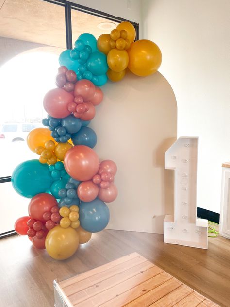 First Birthday Arch Backdrop, Chiara Arch, 1st Birthday Balloon Arch, 1st Birthday Balloons, Christmas Birthday Party, One Balloon, 1st Birthday Party Themes, Balloon Backdrop, Birthday Planning