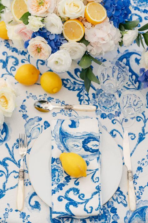 Post-wedding brunch inspiration with blue and white linens and lemons. Photo: @bottega53 Wedding Lemon, Lemon Table Decor, Lemon Themed Party, Italian Party, Mediterranean Wedding, Lemon Decor, Brunch Wedding, Deco Floral, The C