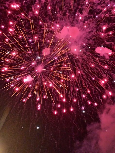 Silent Fireworks, Pink Fireworks, Starry Wedding, Fireworks Images, Sculpture Architecture, 2010s Aesthetic, Comedy Pictures, Fire Works, Night Scenery