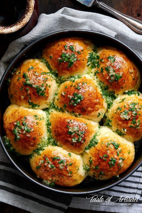 Ukrainian pampushki, garlic rolls traditionally served with Borsch and other dishes. | Taste of Artisan Craving Tasty, Garlic Rolls, Russian Dishes, European Dishes, Ukrainian Recipes, Best Bread Recipe, Best Appetizer Recipes, Artisan Food, Polish Recipes