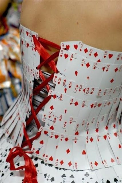 A corset made from playing cards! And SO easy to make! Paper Sculpture Ideas, Clothes Redesign, Paper Outfits, Queen Of Hearts Alice, Trash Fashion, Heart Costume, Queen Of Hearts Costume, Visual Library, Alice In Wonderland Costume