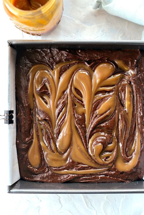 Homemade Salted Caramel Brownies, Salted Caramel Brownies Recipe, Brownie Recipes Caramel, Brownies Salted Caramel, Brownie Salted Caramel, Sea Salt Caramel Brownies, Caramel Swirl Brownies, Caramel Brownies From Scratch, August Baking