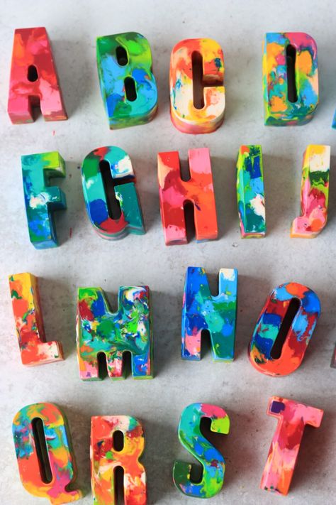 How to Make Crayon Letters - The Perfect DIY Gift Idea for a Child - sisoo.com Crayon Letters For Teachers, How To Make Crayon Letters, Name Crayons Diy, Crayon Name Craft, Things To Do With Crayons, Crayon Making, Crayons Quote, Crayon Letters, Alphabet Crayons