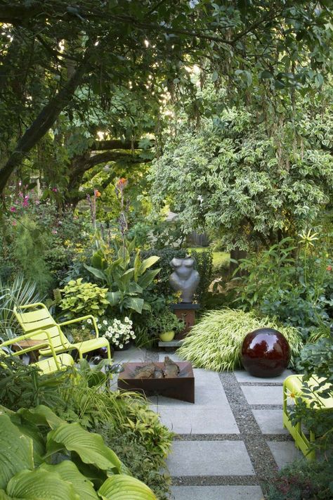 Required Reading: The Less is More Garden - Gardenista Lots Of Plants, Small Patio Garden, Small Backyard Gardens, Landscape Designs, Have Inspiration, The Secret Garden, Small Yard, Backyard Garden Design, Poster Designs