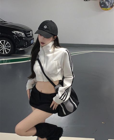 White Cropped Jacket Outfit, Girl Sporty Outfits, Adidas Vintage Jacket, Cropped Jacket Outfit, White Cropped Jacket, Korean Casual Outfits, Kawaii Fashion Outfits, Tomboy Outfits, Adidas Outfit