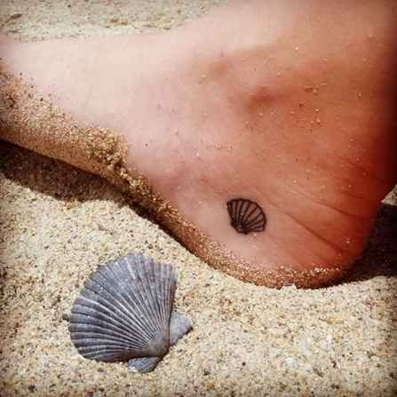 80 Impossibly Pretty And Understated Tattoos Every Girl Will Fall In Love With Heel Tattoos, Small Tattoo Placement, Seashell Tattoos, Shell Tattoos, Cool Small Tattoos, Wallpaper Tumblr, Small Tattoo Designs, Foot Tattoo, Little Tattoos