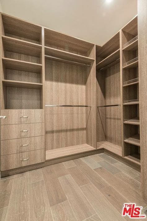 Bedroom Ideas For Couples Modern, Hiasan Bilik Tidur, Dream Closet Design, Walk In Closet Design, Closet Design Layout, Luxury Closets Design, Closet Renovation, Bedroom Cupboard Designs, Wardrobe Interior Design