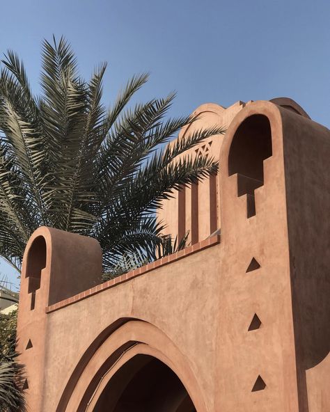 Daniel Kobel | A beautiful family home in Qatif, Saudi Arabia build with Medina bricks rendert in red plaster and traditional Egyptian mashrabiya… | Instagram Moroccan Tadelakt, Tadelakt Plaster, Hassan Fathy, Hidden Pool, Saudi Arabia Culture, Clay Houses, Vernacular Architecture, Zellige Tile, Red Bricks