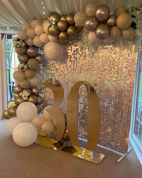 Simple Balloon Arch Backdrop, Birthday Hall Decorations, 50th Class Reunion Ideas, Kindergarten Decorations, Vowel Renewal, Sequin Wall, Balloon Garland Diy, Shimmer Wall, Prom Decor