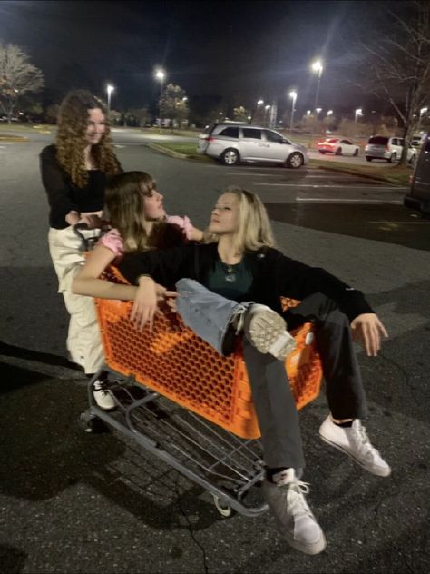 Parking Lot Shopping Cart Pictures Friends, Shopping Cart Friends, Shopping Cart Aesthetic Friends, Best Friends Parking Lot Pictures, Shopping Asthetic Picture, Three People Pictures, Shopping With Friends At The Mall, Trio Shopping, Shopping Cart Pictures