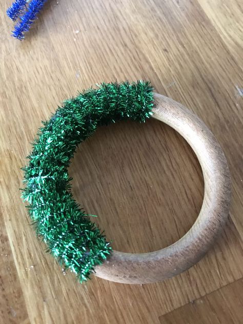 Wooden Rings Craft Christmas, Curtain Ring Crafts Ideas, Curtain Ring Christmas Decorations, Curtain Rings Crafts Christmas, Shower Curtain Rings Crafts, Mini Wreath Diy, Mini Christmas Wreaths, Curtain Rings Crafts, Mini Wreaths Christmas