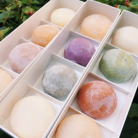 Japanese Pastries, Kue Macaroon, Dessert Chef, Mochi Recipe, Japanese Treats, Mochi Ice Cream, Japanese Dessert, Think Food, Japanese Snacks