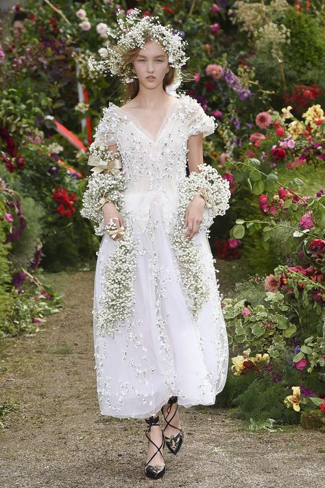 The complete Rodarte Spring 2018 Ready-to-Wear  fashion show now on Vogue Runway. Sophie Turner, Will Turner, Online Wedding Dress, Fashion Show Collection, Looks Style, Flower Dresses, Primavera Estate, Runway Fashion, Editorial Fashion