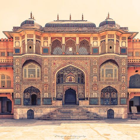 Incredible India Palace In India, Pretty Beach House, Jaipur Travel, Amber Fort, Palace Architecture, House Architecture Styles, Amer Fort, Mughal Architecture, Asian Architecture