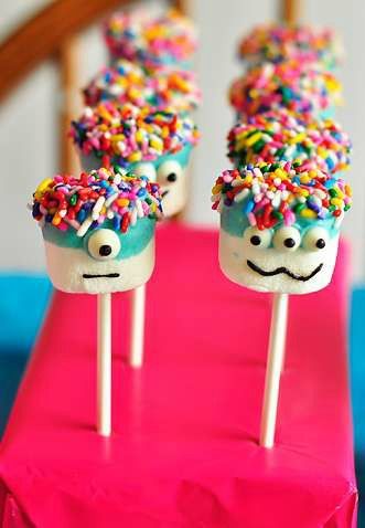 Monster birthday party marshmallow pops! See more party planning ideas at CatchMyParty.com! Monster Birthday Party Ideas, Monster Mash Party, Little Monster Party, Monster Birthday Party, Dessert Halloween, Little Monster Birthday, Monster 1st Birthdays, Pastel Cupcakes, Monster Birthday Parties